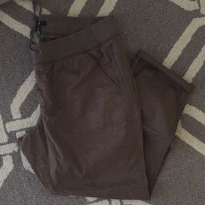 GAP Cropped pant in dark green/olive size L